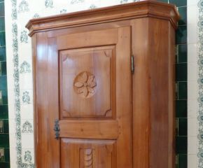 Ein spätbarocker Wäscheschrank, massiv Kirschholz um 1790 Ein spätbarocker Wäscheschrank, massiv Kirschholz um 1790