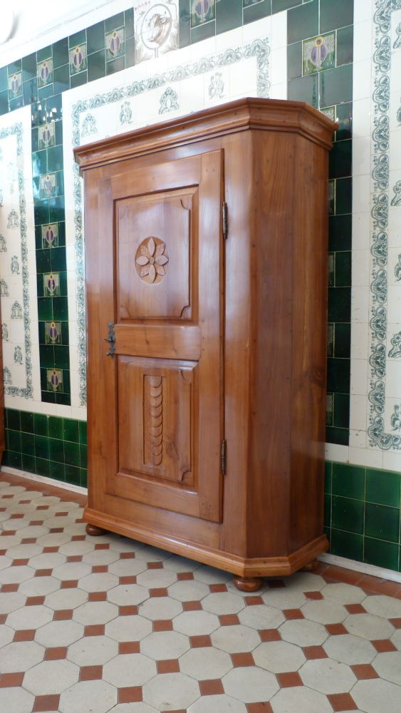 Spätbarocker Wäschschrank, massiv Kirschholz um 1790 Spätbarocker Wäschschrank, massiv Kirschholz um 1790