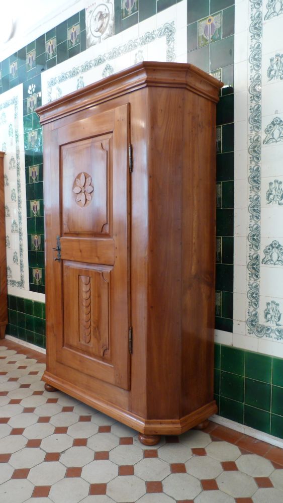 Spätbarocker Wäschschrank, massiv Kirschholz um 1790 Spätbarocker Wäschschrank, massiv Kirschholz um 1790
