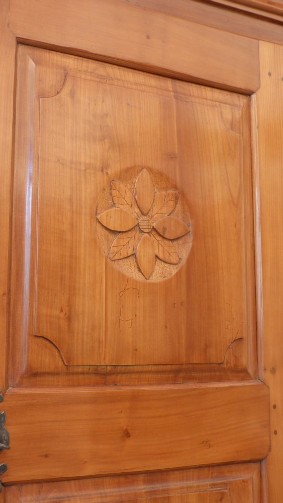 Spätbarocker Wäschschrank, massiv Kirschholz um 1790 Spätbarocker Wäschschrank, massiv Kirschholz um 1790