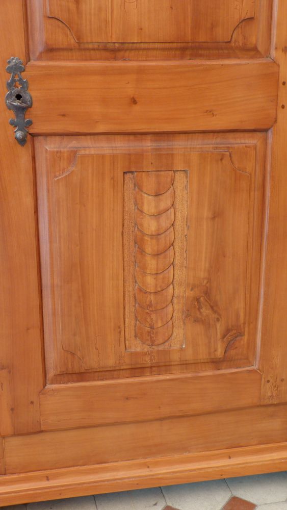 Spätbarocker Wäschschrank, massiv Kirschholz um 1790 Spätbarocker Wäschschrank, massiv Kirschholz um 1790