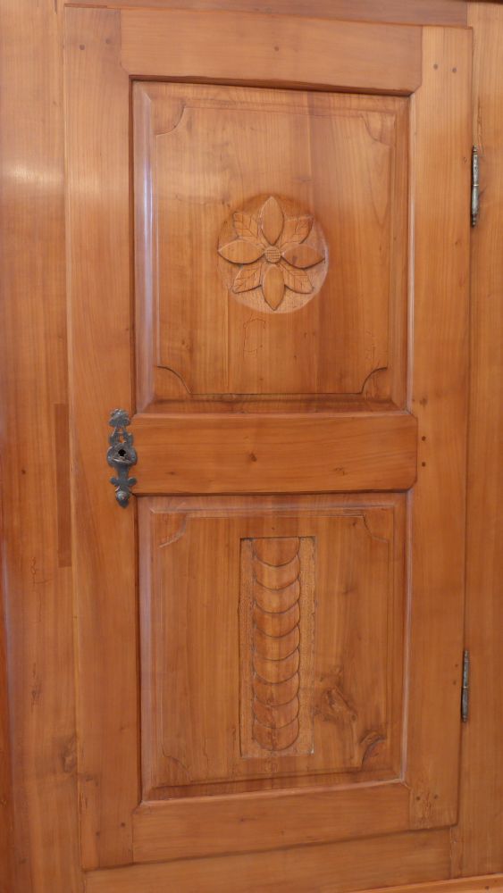 Spätbarocker Wäschschrank, massiv Kirschholz um 1790 Spätbarocker Wäschschrank, massiv Kirschholz um 1790