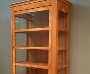 Elegante Biedermeier Vitrine, Kirschholz handpoliert 