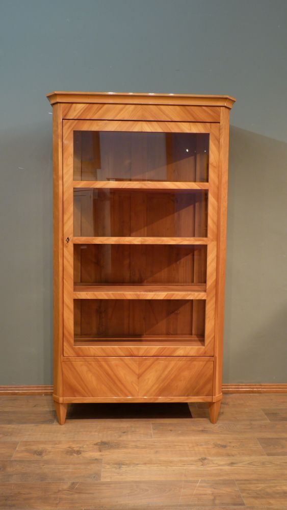 Schlichte Biedermeiervitrine, Kirschholz handpoliert um 1850 Schlichte Biedermeiervitrine, Kirschholz handpoliert um 1850