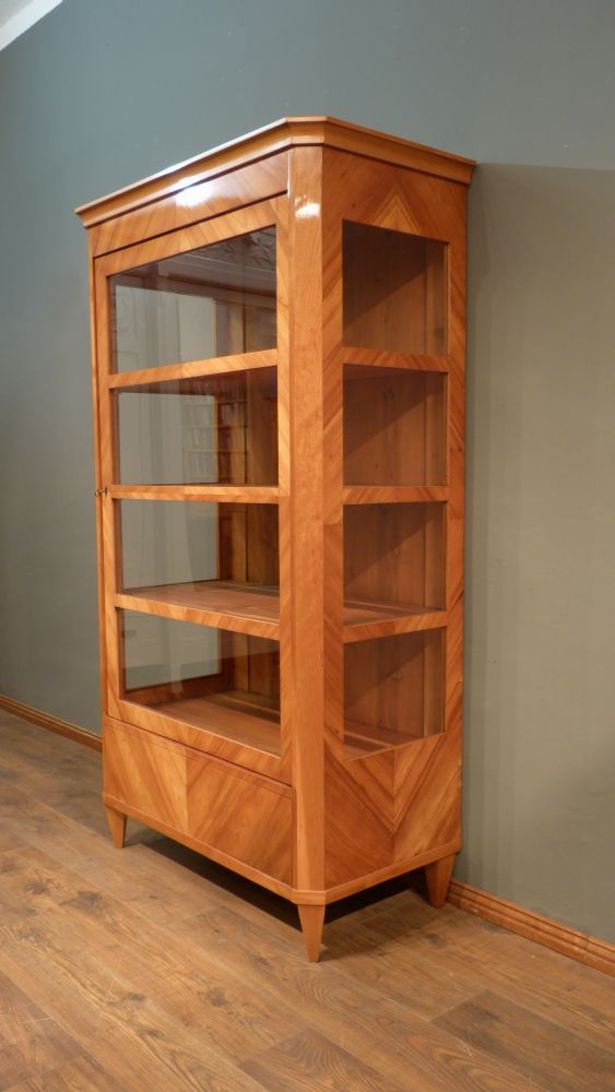 Schlichte Biedermeiervitrine, Kirschholz handpoliert um 1850 Schlichte Biedermeiervitrine, Kirschholz handpoliert um 1850