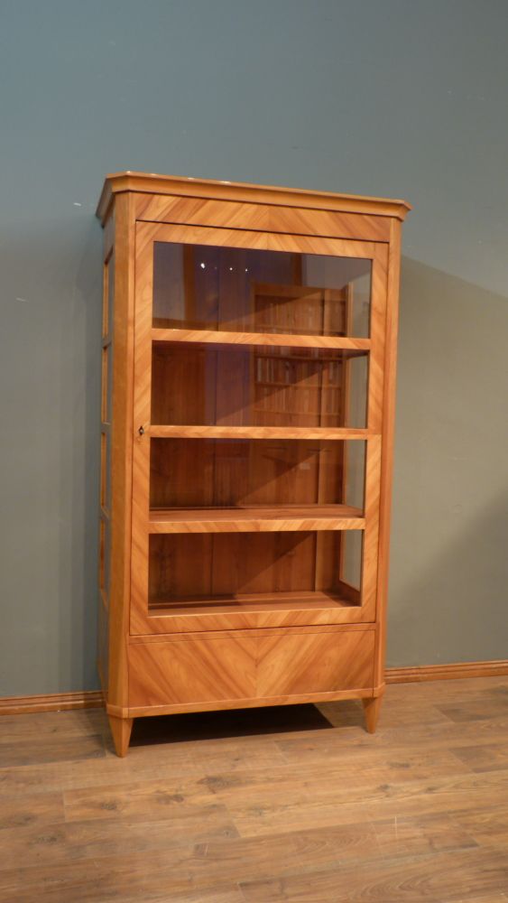 Schlichte Biedermeiervitrine, Kirschholz handpoliert um 1850 Schlichte Biedermeiervitrine, Kirschholz handpoliert um 1850