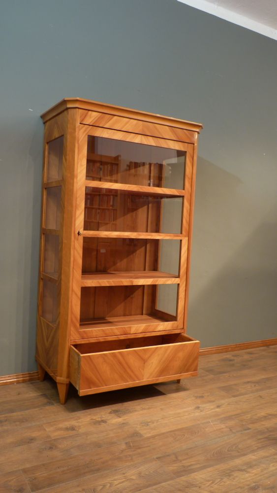 Schlichte Biedermeiervitrine, Kirschholz handpoliert um 1850 Schlichte Biedermeiervitrine, Kirschholz handpoliert um 1850