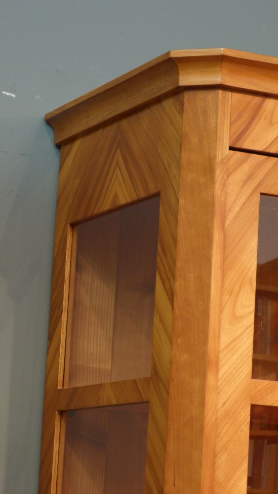 Schlichte Biedermeiervitrine, Kirschholz handpoliert um 1850 Schlichte Biedermeiervitrine, Kirschholz handpoliert um 1850