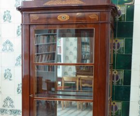 Elegante Biedermeier Vitrine, Mahagoni handpoliert um 1830 Elegante Biedermeier Vitrine, Mahagoni handpoliert um 1830