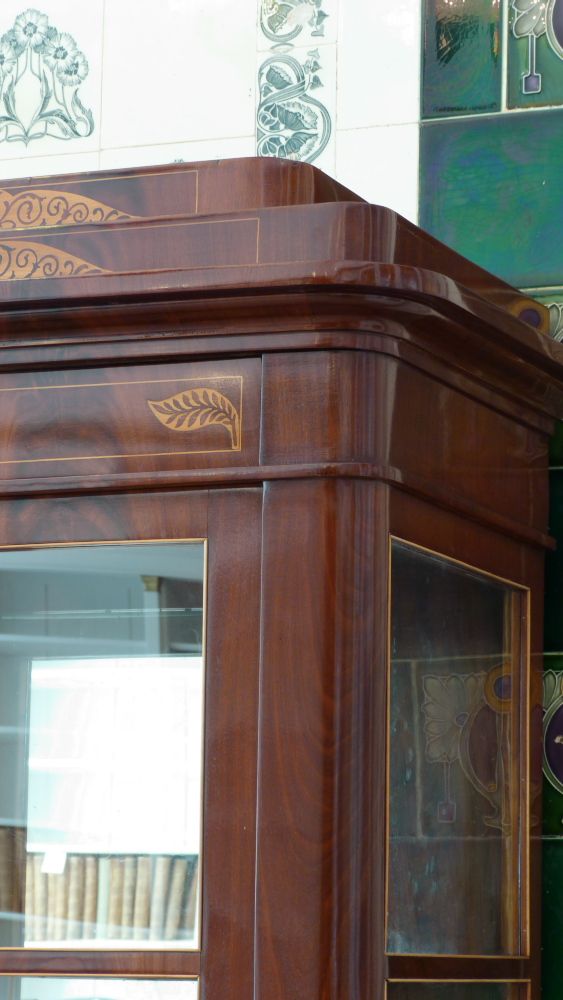 Elegante Biedermeiervitrine, Mahagoni handpoliert um 1830 Elegante Biedermeiervitrine, Mahagoni handpoliert um 1830