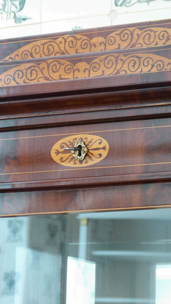 Elegante Biedermeiervitrine, Mahagoni handpoliert um 1830 Elegante Biedermeiervitrine, Mahagoni handpoliert um 1830