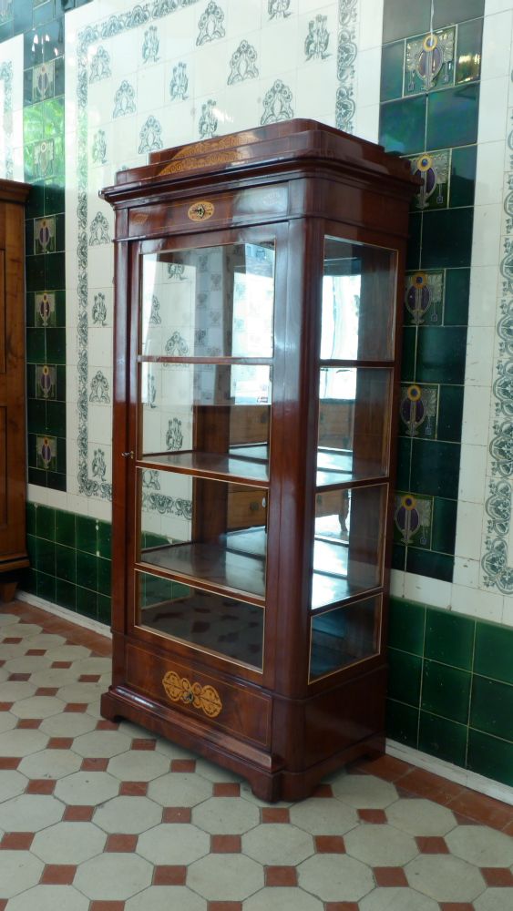 Elegante Biedermeiervitrine, Mahagoni handpoliert um 1830 Elegante Biedermeiervitrine, Mahagoni handpoliert um 1830
