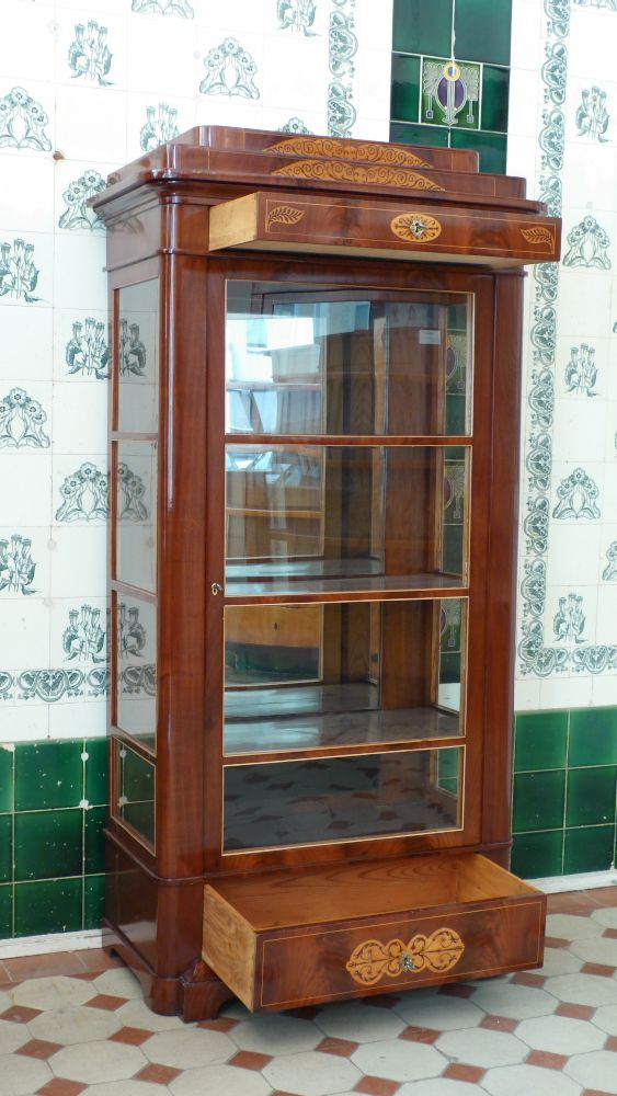 Elegante Biedermeiervitrine, Mahagoni handpoliert um 1830 Elegante Biedermeiervitrine, Mahagoni handpoliert um 1830