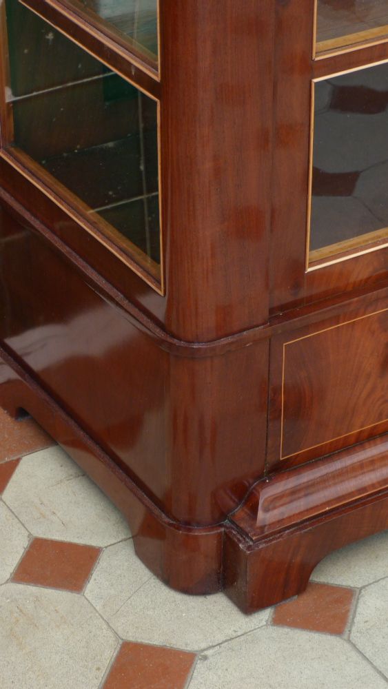 Elegante Biedermeiervitrine, Mahagoni handpoliert um 1830 Elegante Biedermeiervitrine, Mahagoni handpoliert um 1830
