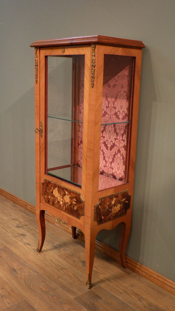 Louis-Seize Stil Vitrine, Kirschholz poliert Louis-Seize Stil Vitrine, Kirschholz poliert