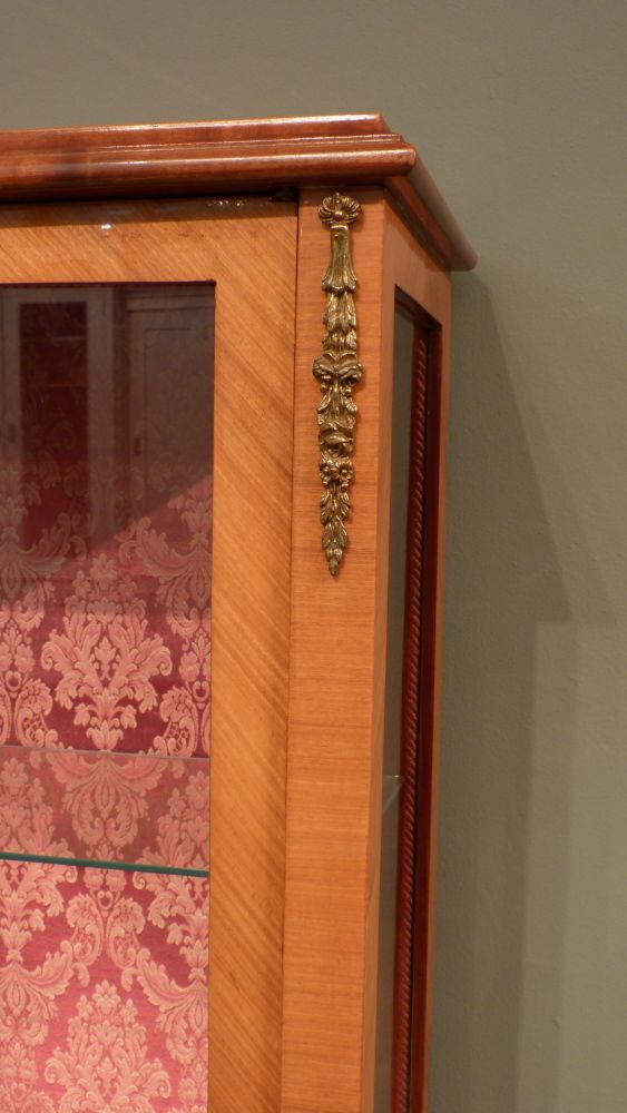 Louis-Seize Stil Vitrine, Kirschholz poliert Louis-Seize Stil Vitrine, Kirschholz poliert