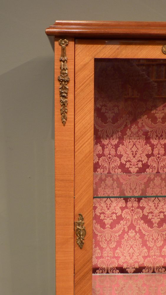 Louis-Seize Stil Vitrine, Kirschholz poliert Louis-Seize Stil Vitrine, Kirschholz poliert