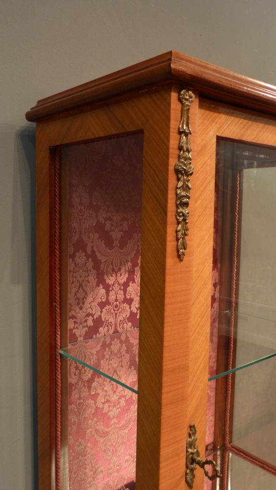 Louis-Seize Stil Vitrine, Kirschholz poliert Louis-Seize Stil Vitrine, Kirschholz poliert