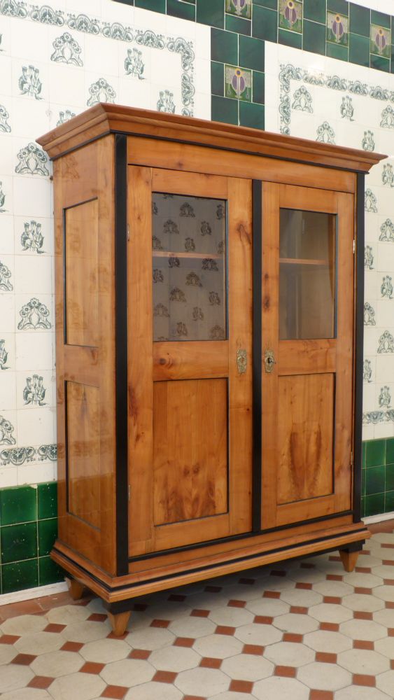 Biedermeier Bücher oder Geschirrschrank, Kirschholz handpoliert um 1840 Biedermeier Bücher oder Geschirrschrank, Kirschholz handpoliert um 1840