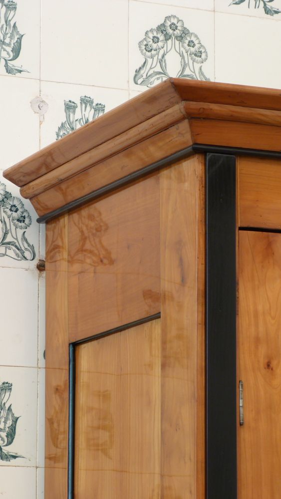 Biedermeier Bücher oder Geschirrschrank, Kirschholz handpoliert um 1840 Biedermeier Bücher oder Geschirrschrank, Kirschholz handpoliert um 1840