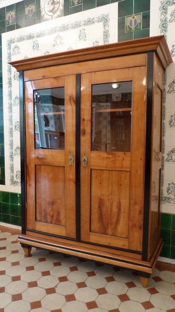 Biedermeier Bücher oder Geschirrschrank, Kirschholz handpoliert um 1840 Biedermeier Bücher oder Geschirrschrank, Kirschholz handpoliert um 1840