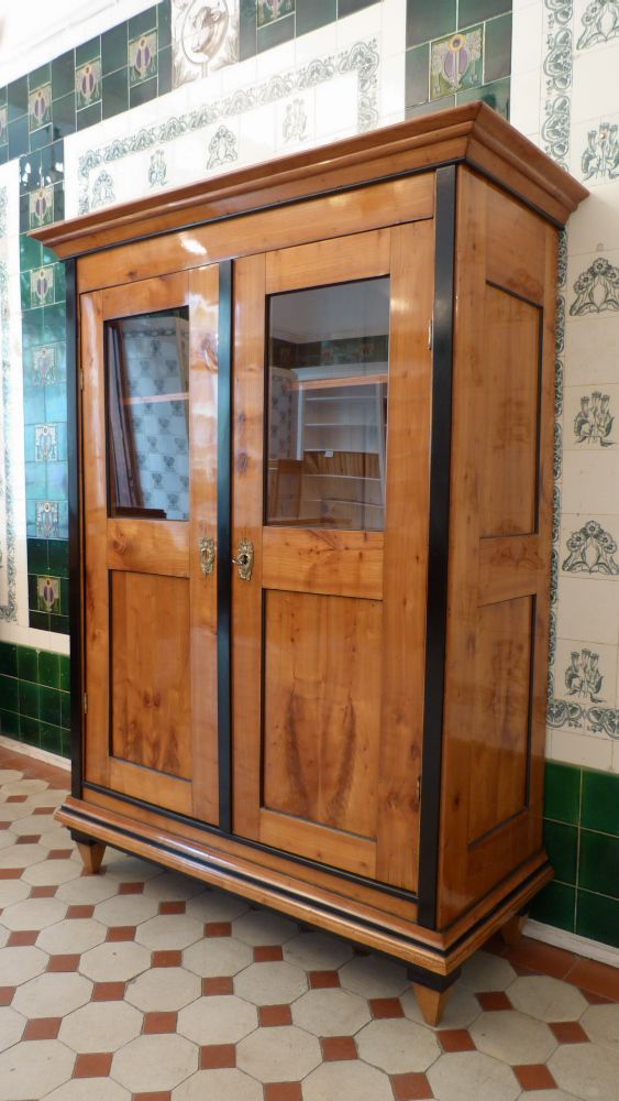 Biedermeier Bücher oder Geschirrschrank, Kirschholz handpoliert um 1840 Biedermeier Bücher oder Geschirrschrank, Kirschholz handpoliert um 1840