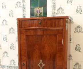 Eleganter Salonschrank, Nussbaum handpoliert um 1900