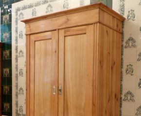 Formschöner Jugendstilschrank, Kiefer um 1910