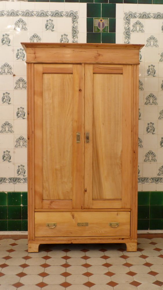 Schlichter Jugendstilschrank mit Schublade, Kiefer um 1910 Schlichter Jugendstilschrank mit Schublade, Kiefer um 1910