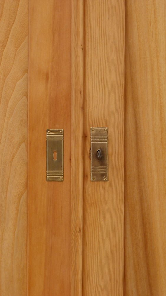 Schlichter Jugendstilschrank mit Schublade, Kiefer um 1910 Schlichter Jugendstilschrank mit Schublade, Kiefer um 1910