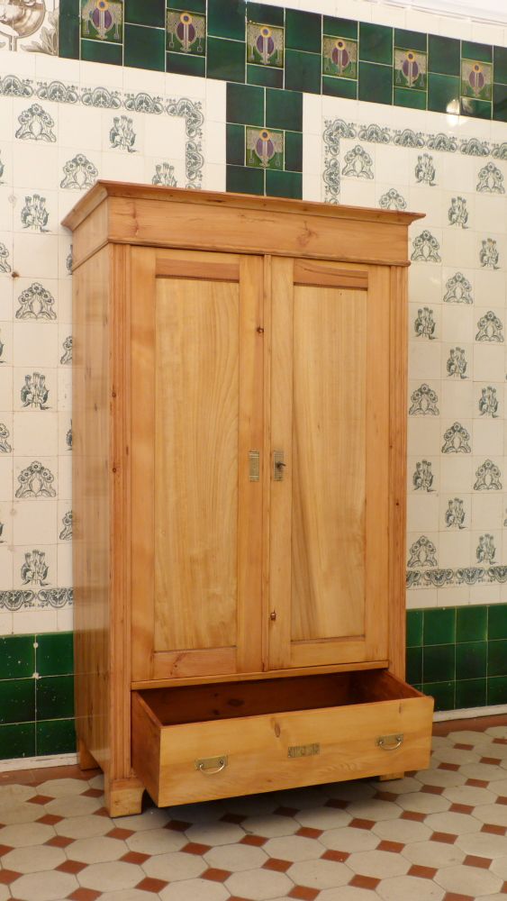 Schlichter Jugendstilschrank mit Schublade, Kiefer um 1910 Schlichter Jugendstilschrank mit Schublade, Kiefer um 1910