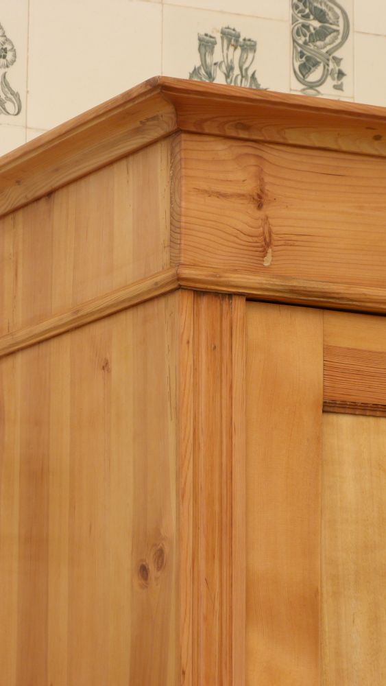 Schlichter Jugendstilschrank mit Schublade, Kiefer um 1910 Schlichter Jugendstilschrank mit Schublade, Kiefer um 1910