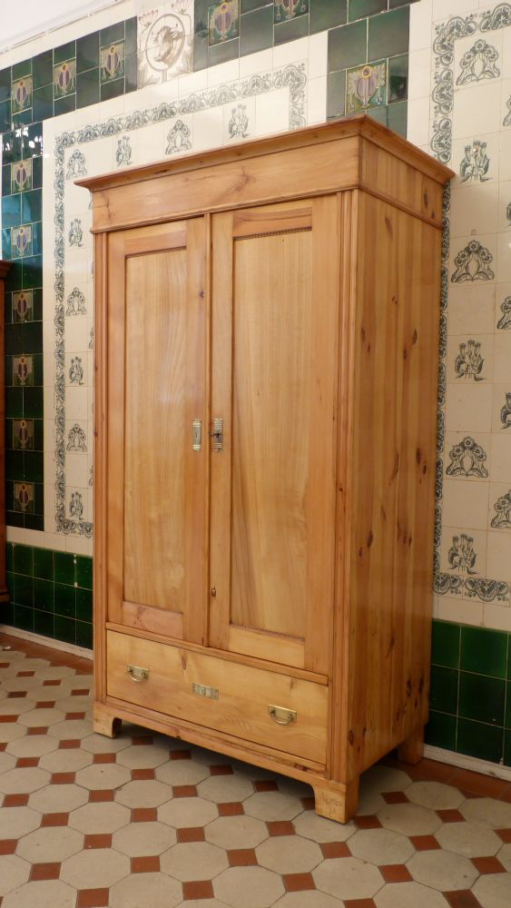 Schlichter Jugendstilschrank mit Schublade, Kiefer um 1910 Schlichter Jugendstilschrank mit Schublade, Kiefer um 1910