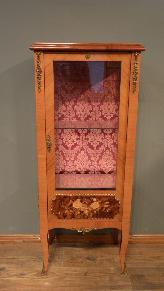 Louis-Seize Stil Vitrine, Kirschholz poliert Louis-Seize Stil Vitrine, Kirschholz poliert