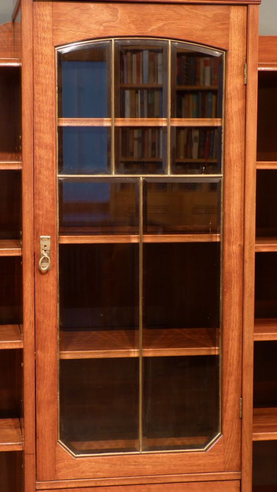 Elegantes Jugendstil Bücherregal, Mahagoni handpoliert um 1910 Elegantes Jugendstil Bücherregal, Mahagoni handpoliert um 1910