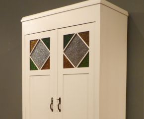 Jugendstil Kleiderschrank mit Verglasung, Fichte weiss lasiert um 1910
