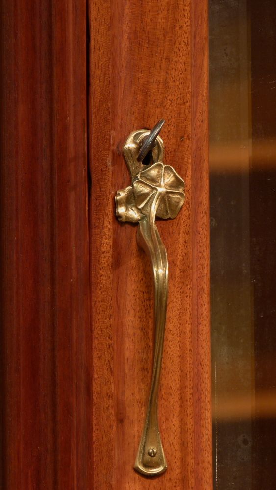 Prachtvoller Jugendstilschrank in der Art von Louis Majorelle, Mahagoni um 1900 Prachtvoller Jugendstilschrank in der Art von Louis Majorelle, Mahagoni um 1900