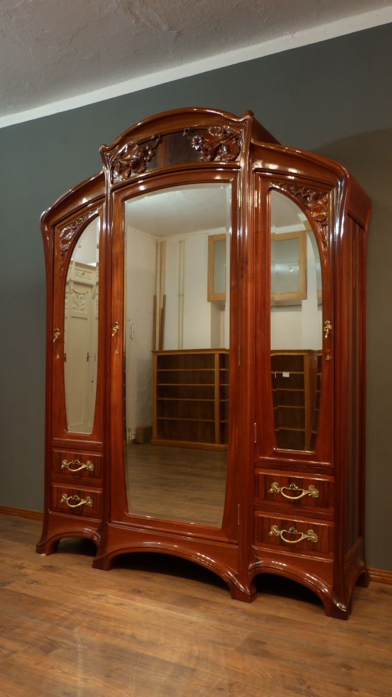 Prachtvoller Jugendstilschrank in der Art von Louis Majorelle, Mahagoni um 1900 Prachtvoller Jugendstilschrank in der Art von Louis Majorelle, Mahagoni um 1900