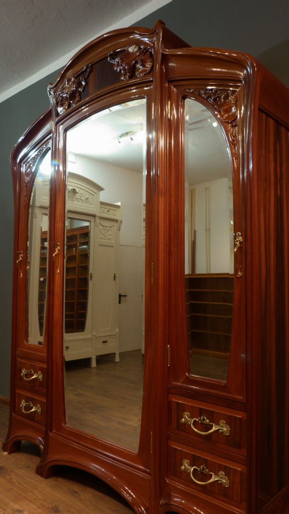 Prachtvoller Jugendstilschrank in der Art von Louis Majorelle, Mahagoni um 1900 Prachtvoller Jugendstilschrank in der Art von Louis Majorelle, Mahagoni um 1900