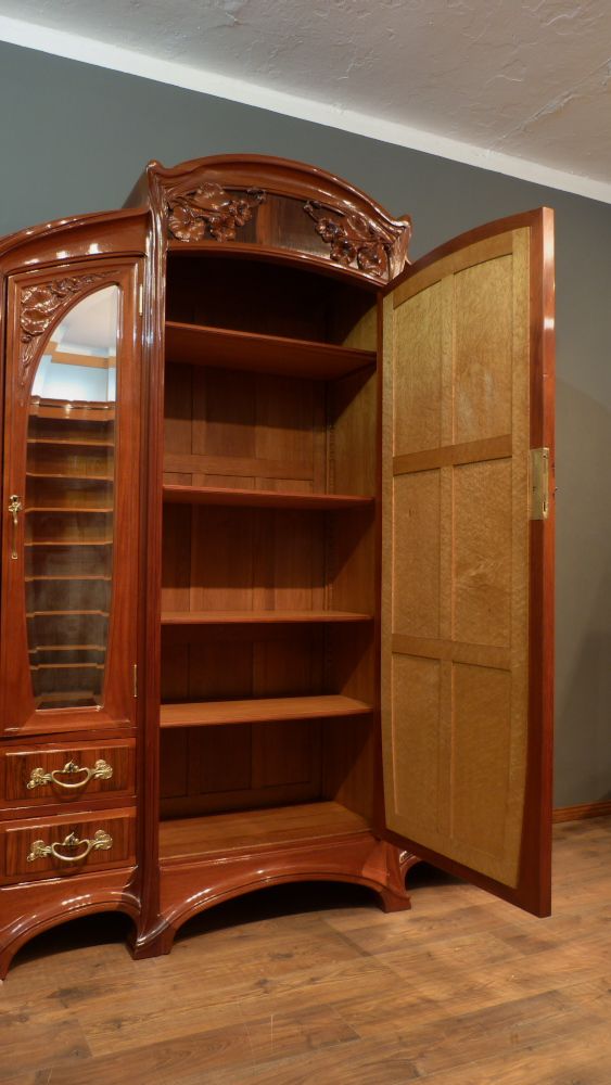 Prachtvoller Jugendstilschrank in der Art von Louis Majorelle, Mahagoni um 1900 Prachtvoller Jugendstilschrank in der Art von Louis Majorelle, Mahagoni um 1900
