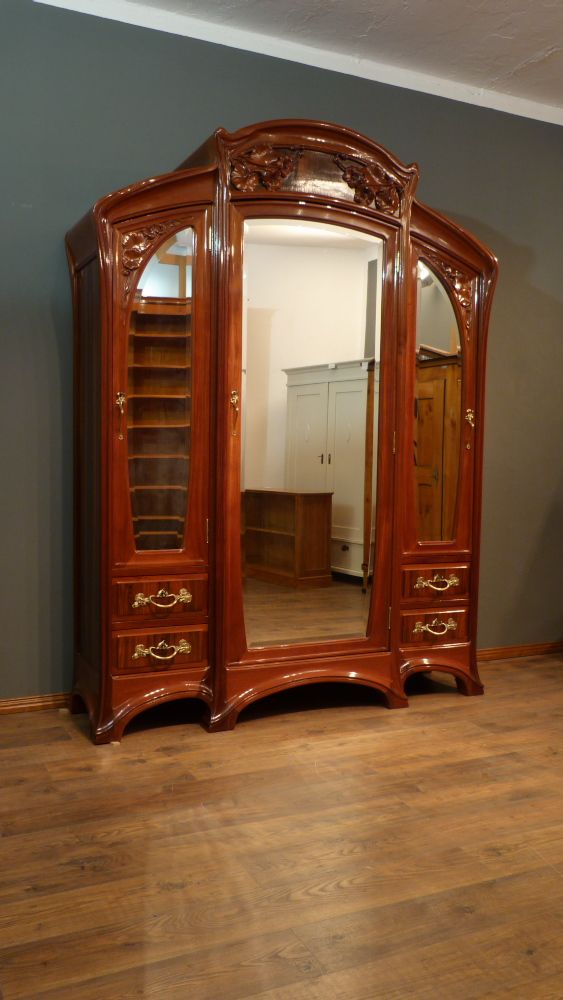 Prachtvoller Jugendstilschrank in der Art von Louis Majorelle, Mahagoni um 1900 Prachtvoller Jugendstilschrank in der Art von Louis Majorelle, Mahagoni um 1900