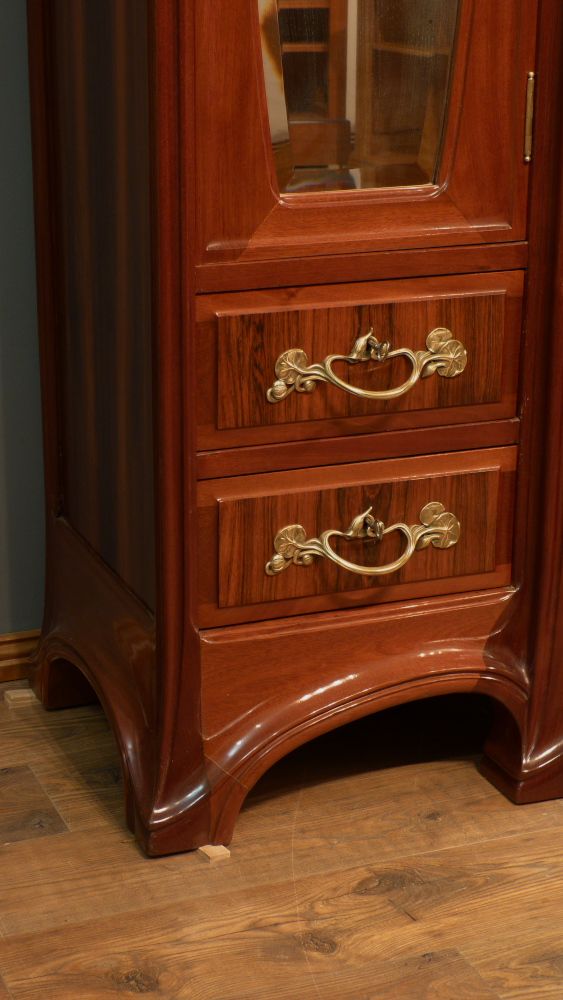 Prachtvoller Jugendstilschrank in der Art von Louis Majorelle, Mahagoni um 1900 Prachtvoller Jugendstilschrank in der Art von Louis Majorelle, Mahagoni um 1900