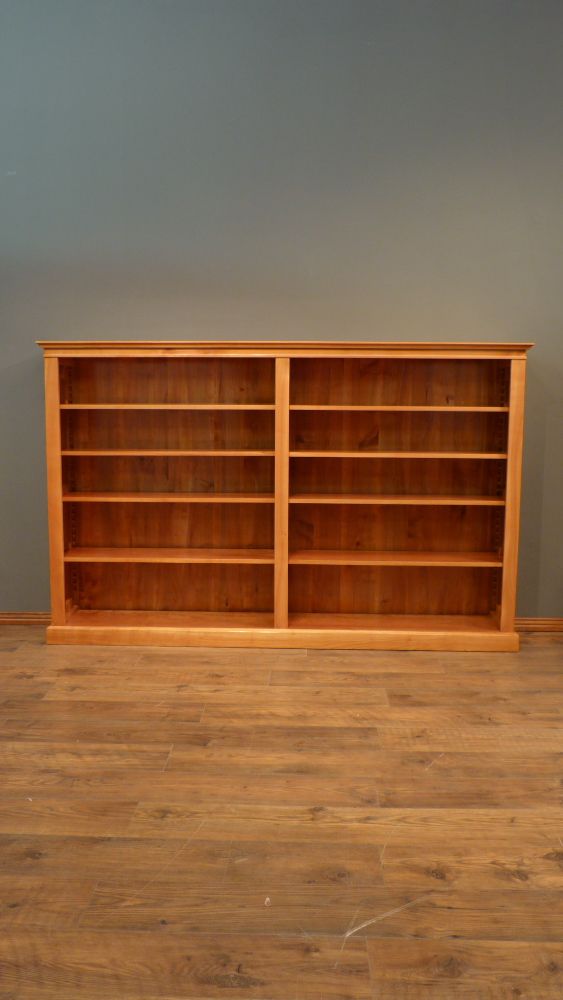 Elegantes Kirschholz Bücherregal mit verstellbaren Böden Elegantes Kirschholz Bücherregal mit verstellbaren Böden