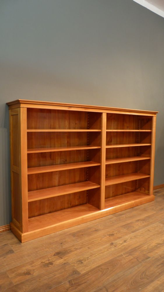 Elegantes Kirschholz Bücherregal mit verstellbaren Böden Elegantes Kirschholz Bücherregal mit verstellbaren Böden