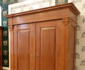 Klassischer Biedermeier Kleiderschrank, Eiche um 1830 Klassischer Biedermeier Kleiderschrank, Eiche um 1830