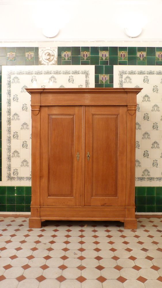 Biedermeier Kleiderschrank, massiv Eiche um 1830 Biedermeier Kleiderschrank, massiv Eiche um 1830