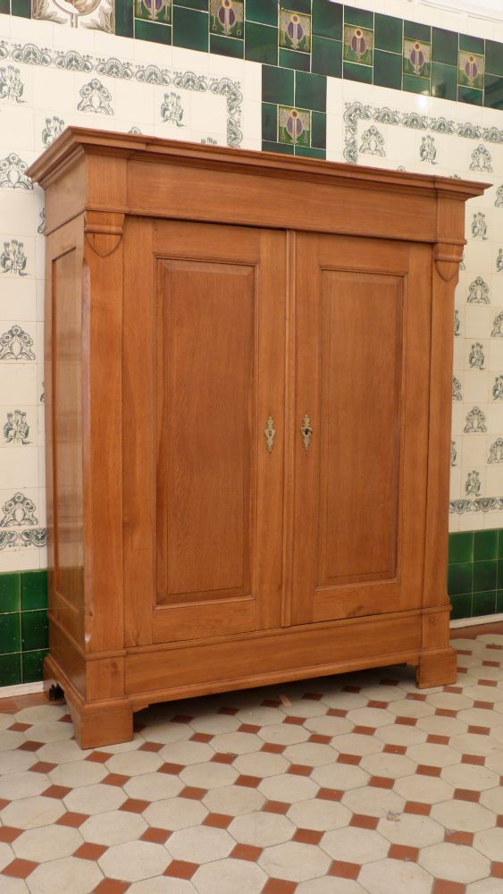 Biedermeier Kleiderschrank, massiv Eiche um 1830 Biedermeier Kleiderschrank, massiv Eiche um 1830