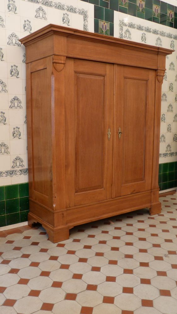 Biedermeier Kleiderschrank, massiv Eiche um 1830 Biedermeier Kleiderschrank, massiv Eiche um 1830