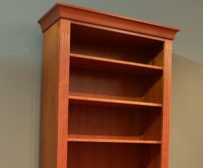 Klassisches Bücherregal aus massivem Kirschholz