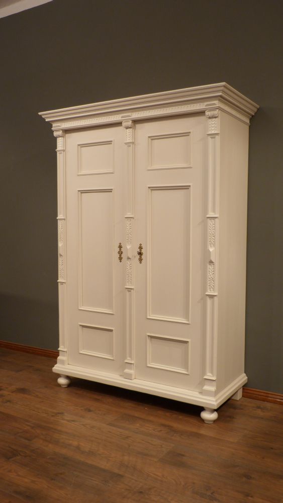 Aufwendiger Gründerzeit Fassadenschrank, Nussbaum weiß lasiert um 1870 Aufwendiger Gründerzeit Fassadenschrank, Nussbaum weiß lasiert um 1870